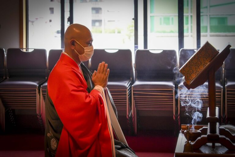 中央院の本堂で行われる法要の様子