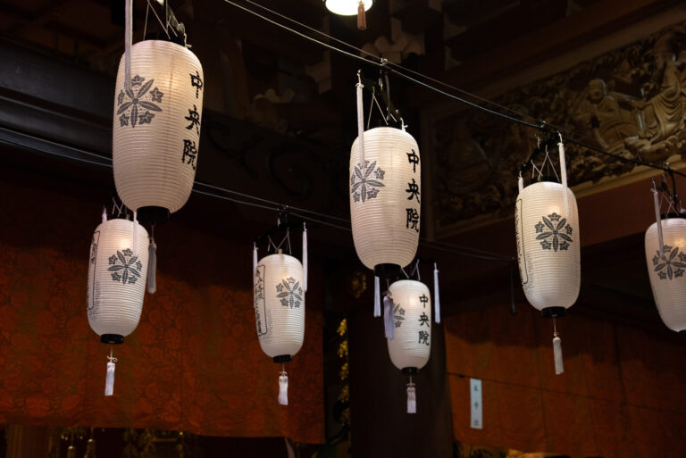 中央院の本堂で行われる法要の様子