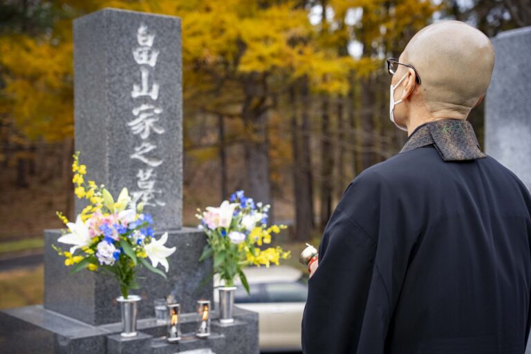 中央院の本堂で行われる法要の様子