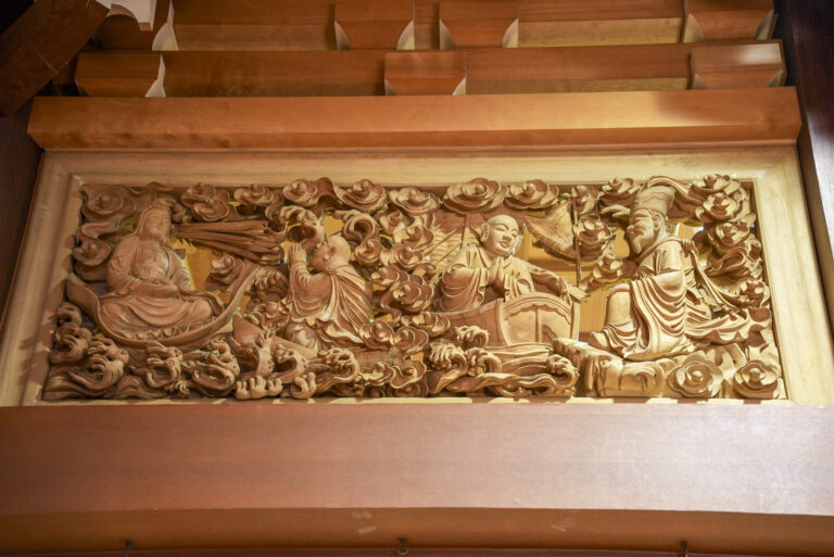 中央院の本堂の「彫刻欄間（ちょうこくらんま）」（苫小牧市）