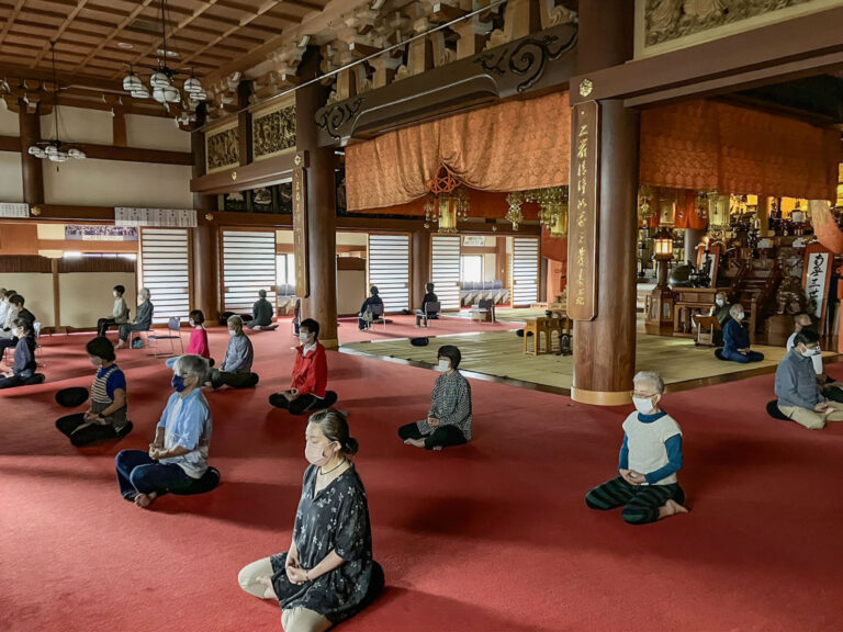 曹洞宗 実宝山 中央院の座禅会の様子(苫小牧市)