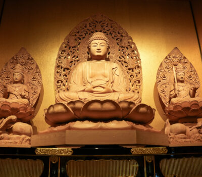 三尊仏
中央:釈迦牟尼仏(しゃかむにぶつ)
左:普賢菩薩(ふげんぼさつ)
右:文殊菩薩(もんじゅぼさつ)