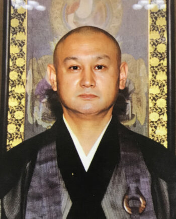 第八世住職（現住職）  荒澤道範大和尚
（あらさわ どうはん だいおしょう）
荒澤道範師