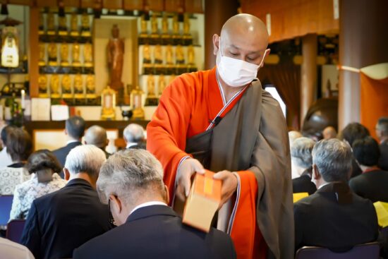 中央院の本堂で行われる法要の様子