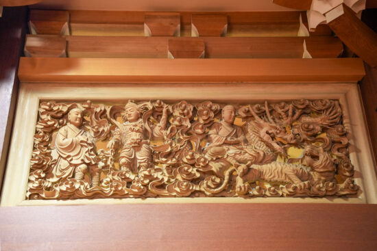 「本堂欄間」
9. 修行中の道元禅師の杖が龍に姿を変え虎を追い払った逸話（右）
10. 帰国を進められる様子（左）