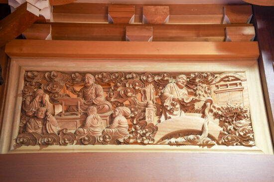 「本堂欄間」
15. 杓底一残水　汲流千憶人（右）
16. 最後の説法『八代人覚』を説く（左）