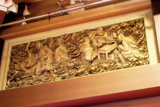 「本堂欄間」
7. 正師　如浄禅師との相見（右）
8. 僧堂での坐禅中の心身脱落の語を聞き得悟（左）