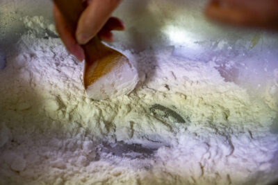 1-1上新粉に少しずつお湯（または水）を加える